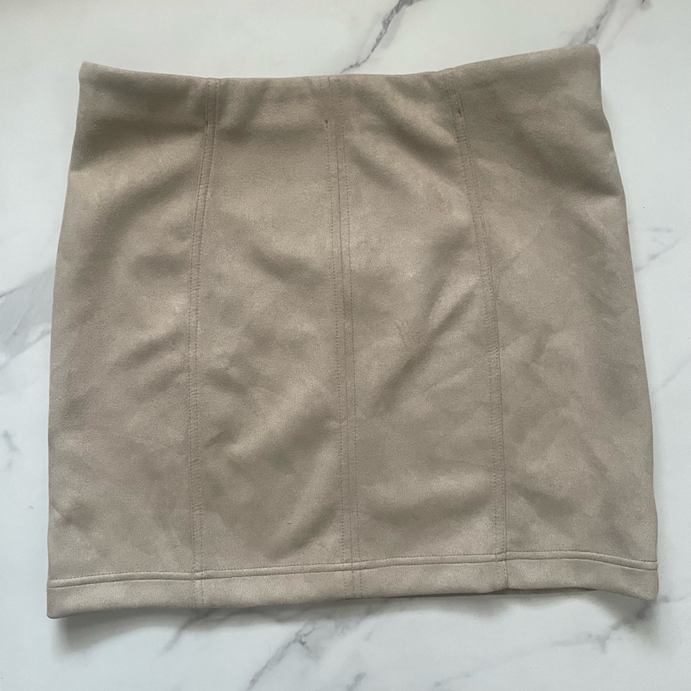 NEW- Juniors large faux suede beige skirt. Zipper in back.